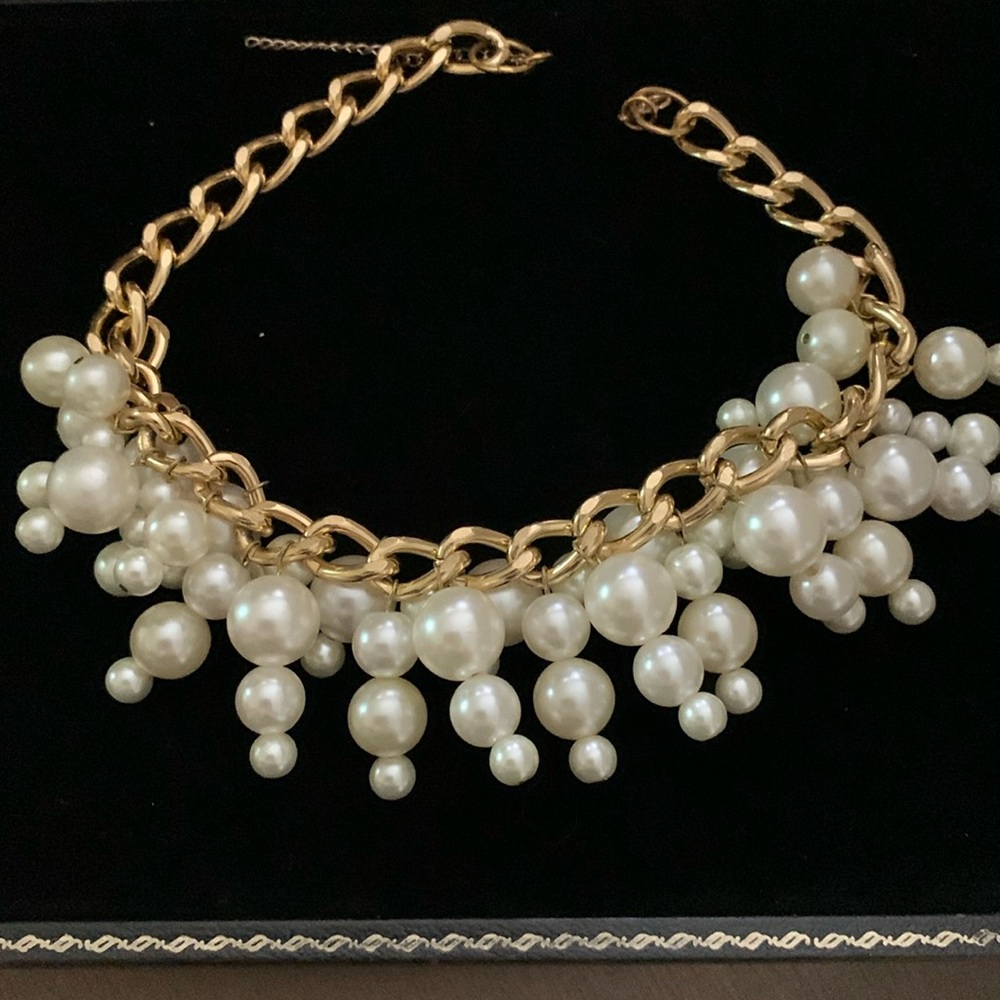 Funky pearl choker necklace.